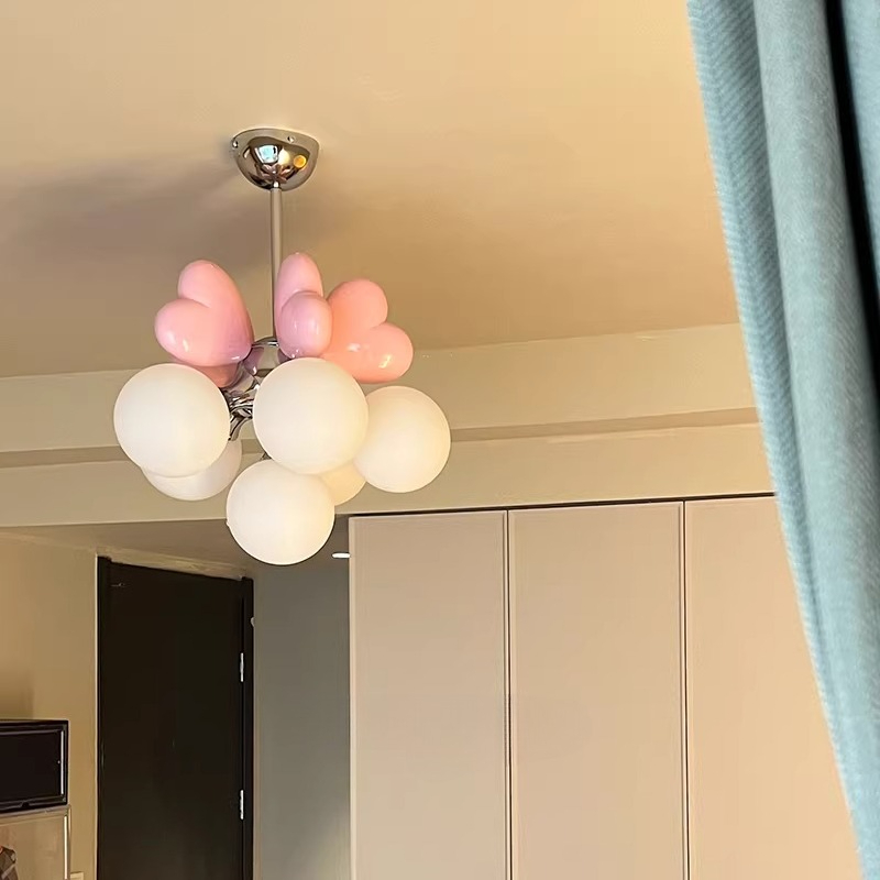 Baby Nursery Chandelier - مصباح معلق لغرفة النوم بتصميم قلب